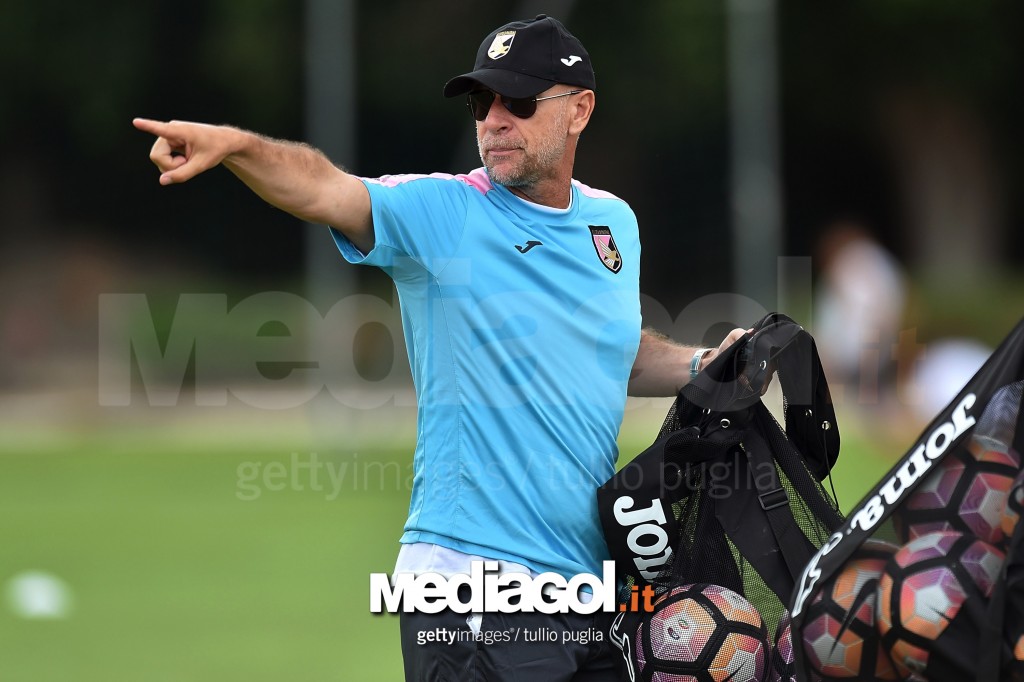 PALERMO, ITALY - AUGUST 01:  Head Coach Davide Ballardini issues instructions during a US Citta di Palermo training session at Tenente carmelo Onorato training center on August 2, 2016 in Palermo, Italy.  (Photo by Tullio M. Puglia/Getty Images)