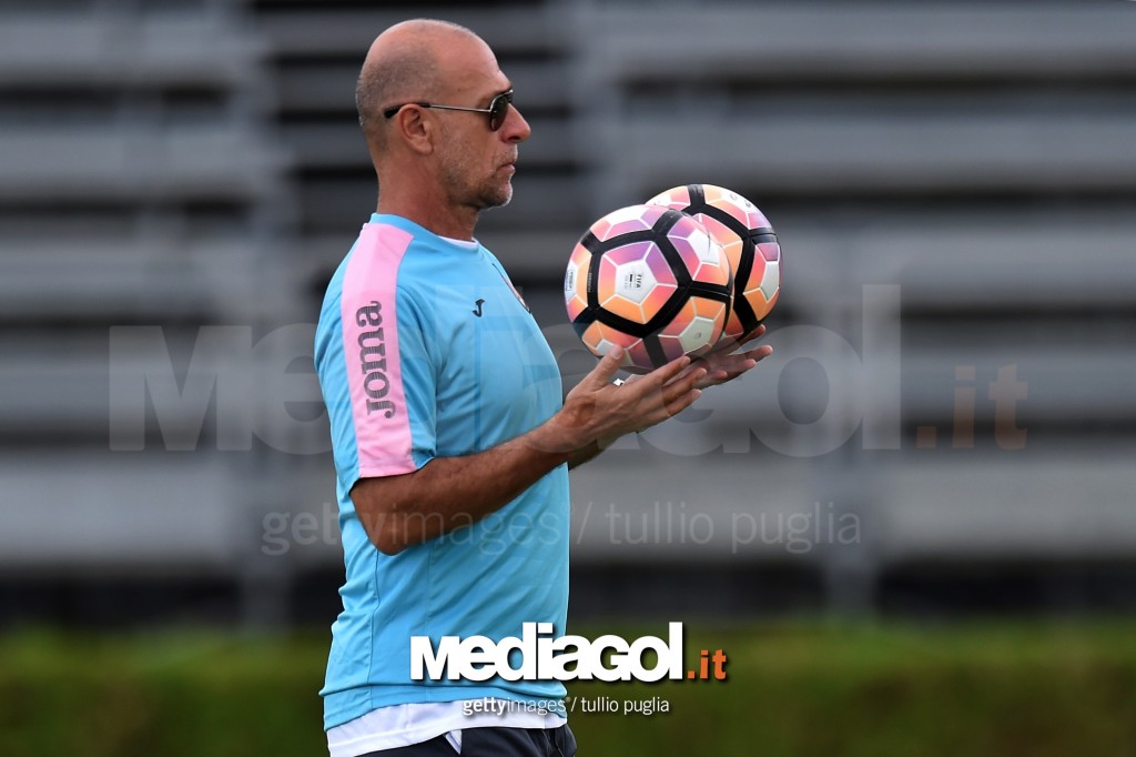 PALERMO, ITALY - AUGUST 01:  Head Coach Davide Ballardini issues instructions during a US Citta di Palermo training session at Tenente carmelo Onorato training center on August 2, 2016 in Palermo, Italy.  (Photo by Tullio M. Puglia/Getty Images)