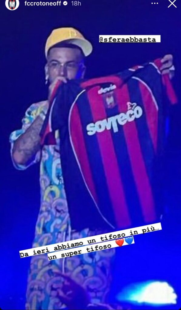 Crotone Sfera ebbasta (2)