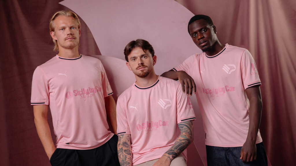 PALERMO_16x9__0004_SS25_Social_TS_Football_Palermo-FC_Home-Kit-25-26_TIR_1212